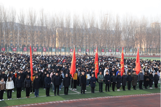 澳门永利举行“赓续雷锋精神 奋斗成就梦想”2024年春季学期“开学第一课”主题升国旗仪式